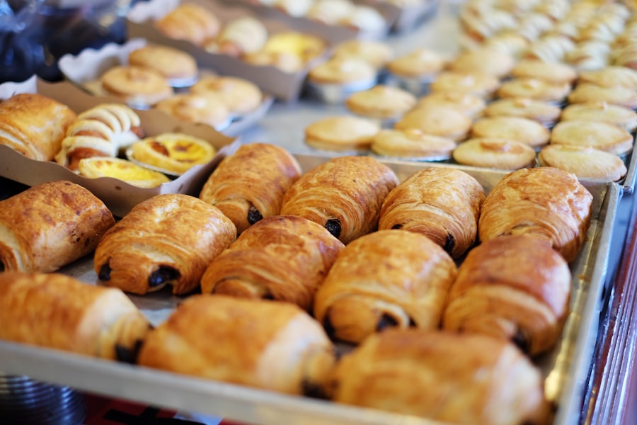 Croissants y pain au chocolat recién horneados