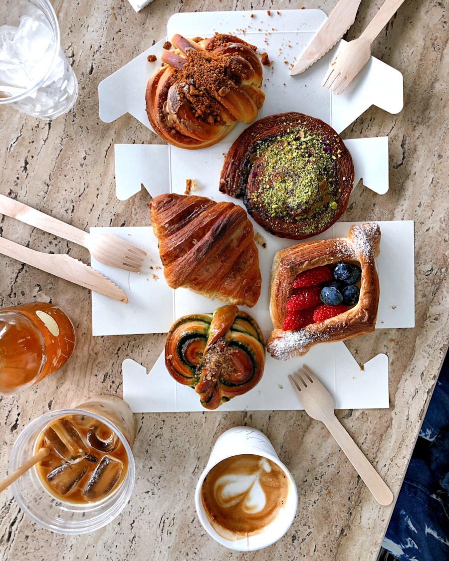 Mesa con pastelería y café